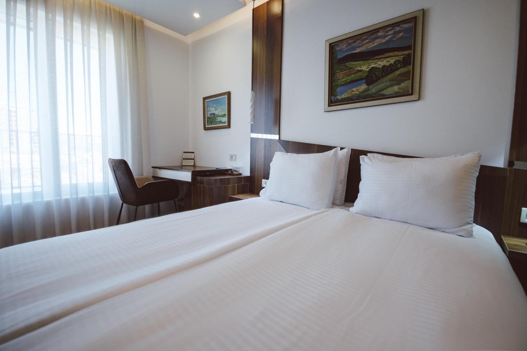 Star Hill Hotel & Spa Приштина Экстерьер фото